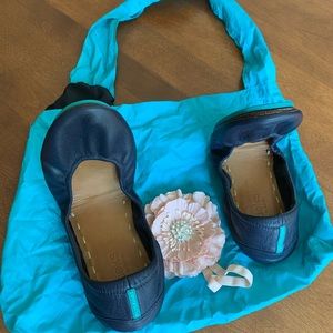 Tieks, size 11, navy blue with travel bag & flower